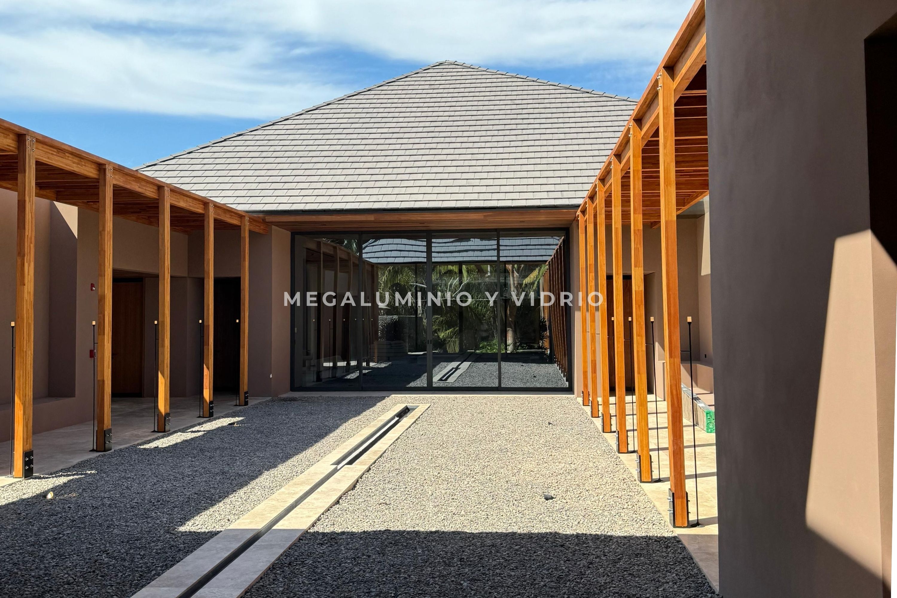 Villa 48 One&Only Mandarina — Recámara con ventana panorámica al Pacífico