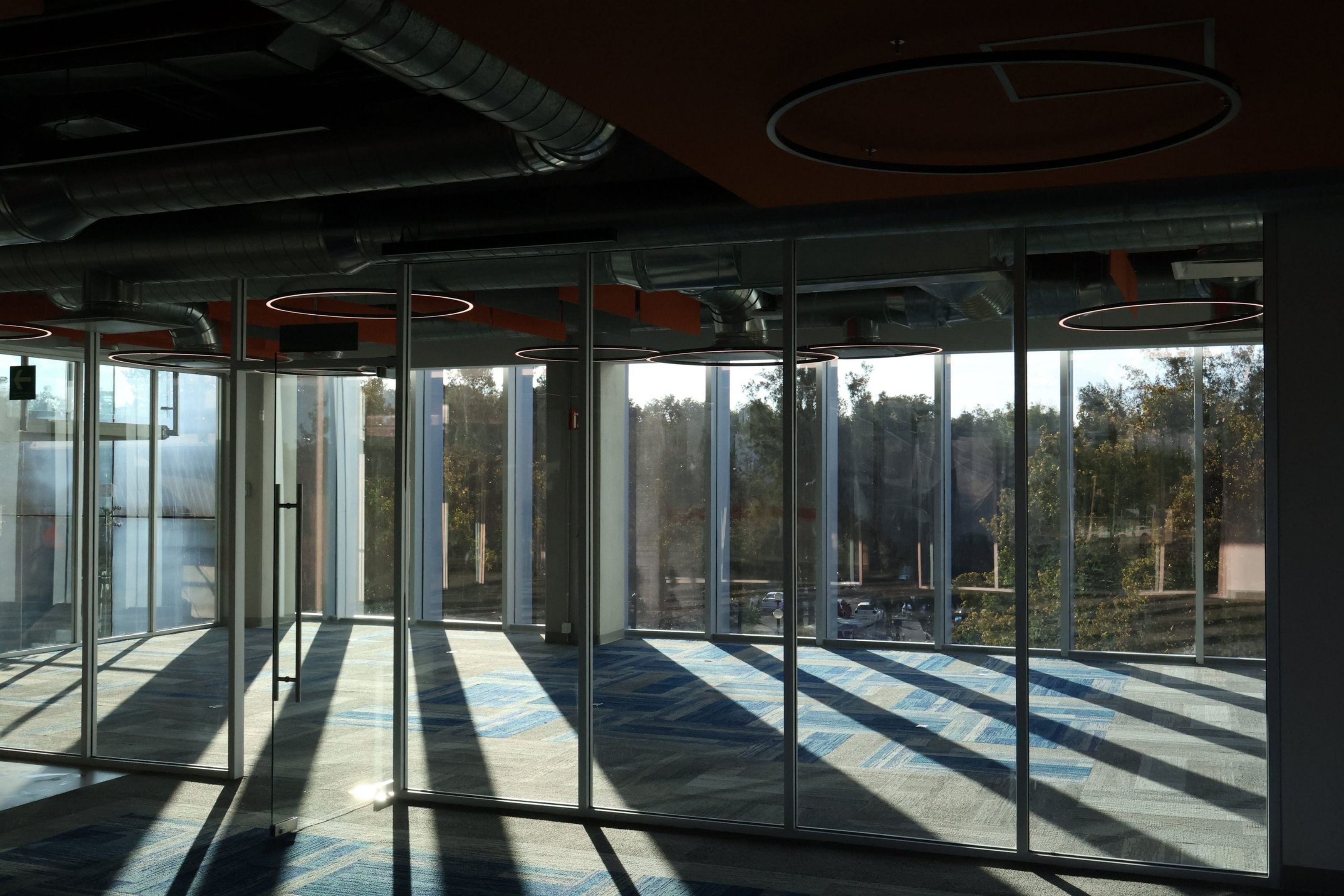 Cancelería arquitectónica interior — Divisiones de vidrio con estructura de aluminio