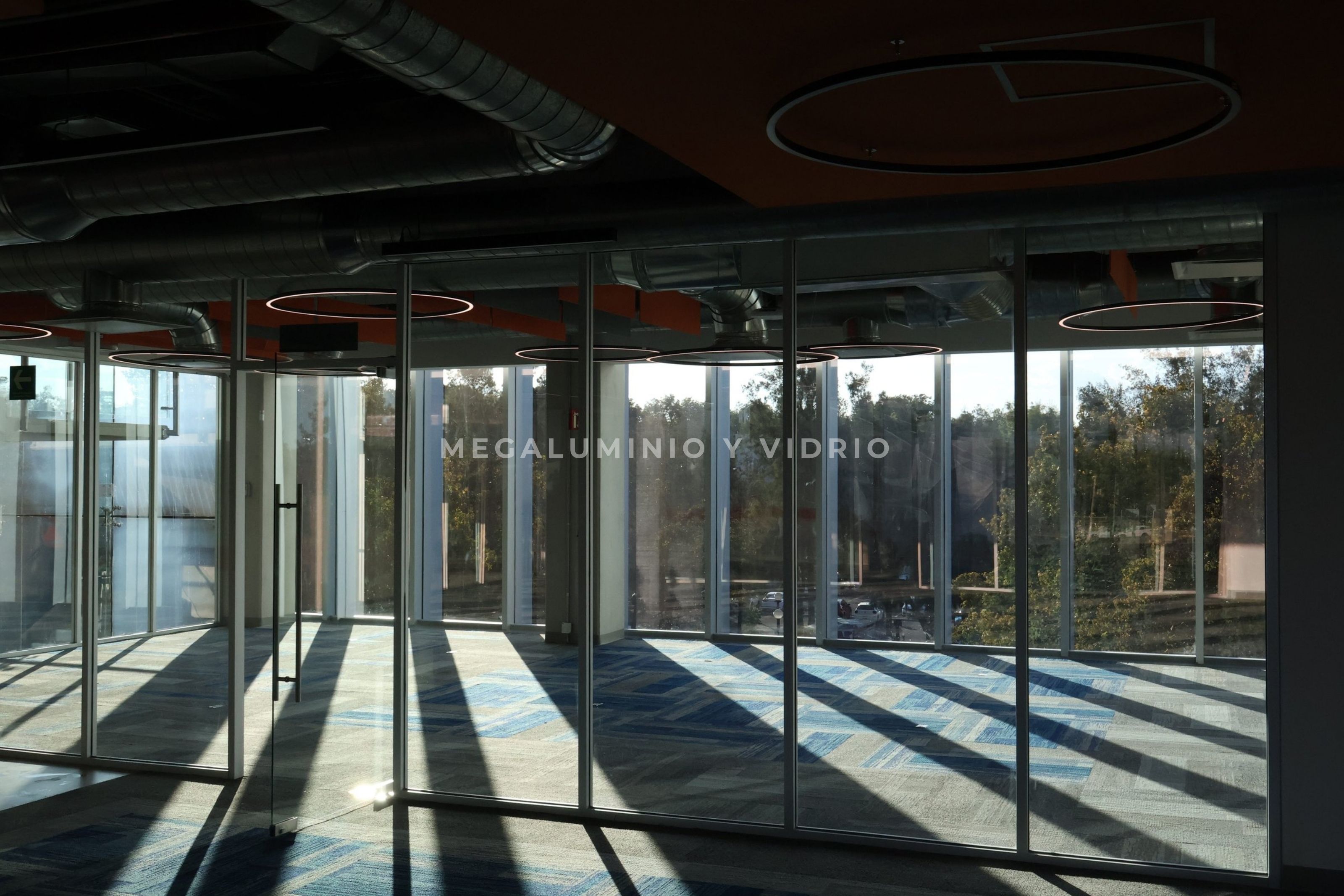 Cancelería arquitectónica interior — Divisiones de vidrio con estructura de aluminio