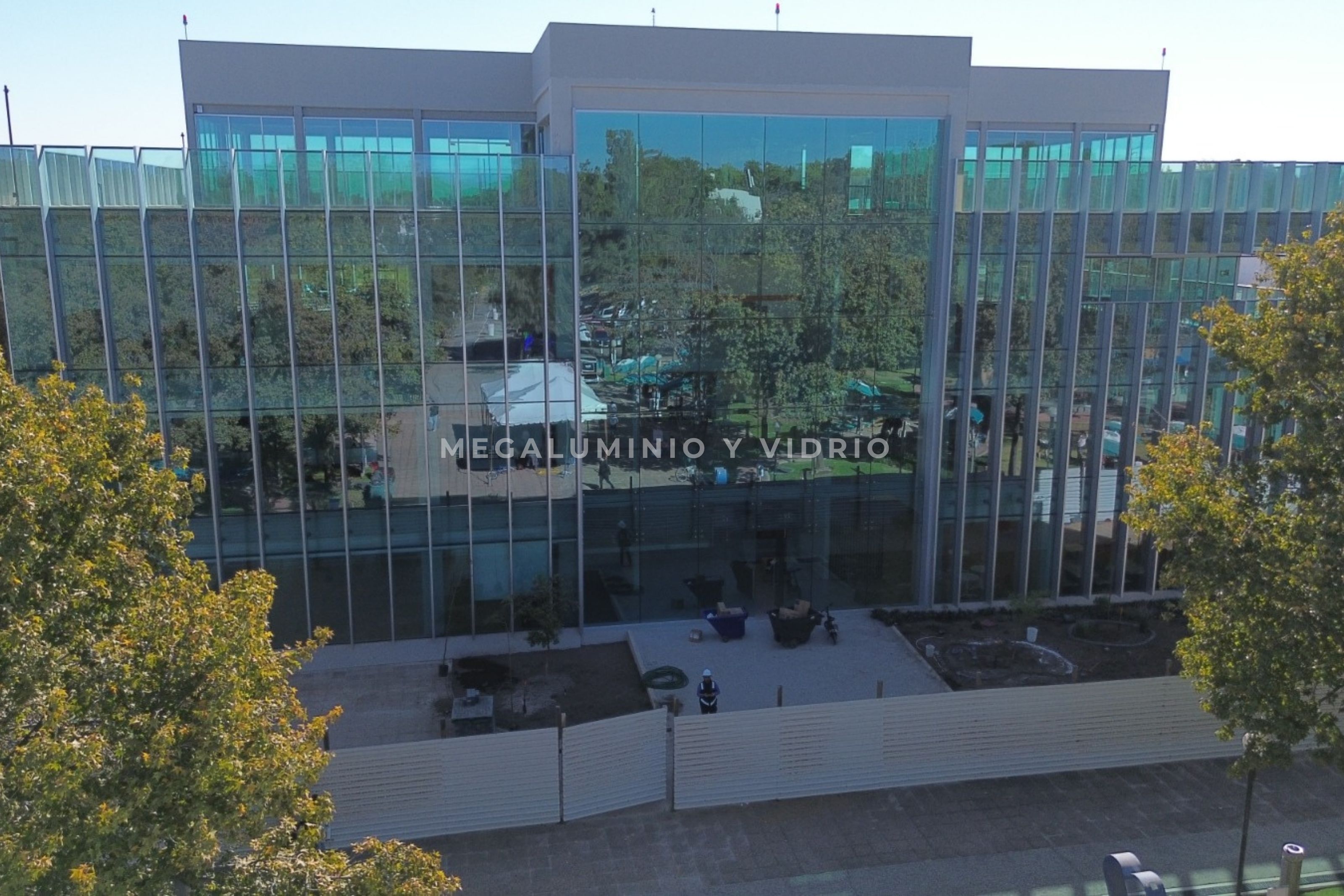 Fachada suspendida de vidrio y aluminio — Edificio Guadalajara