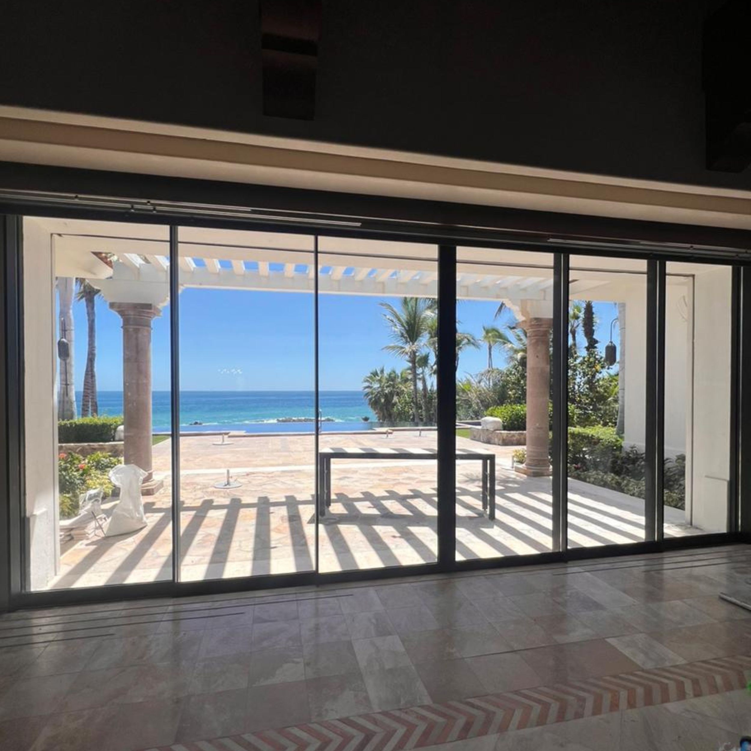 Cancelería corrediza de aluminio — One&Only Los Cabos · Vista panorámica al mar