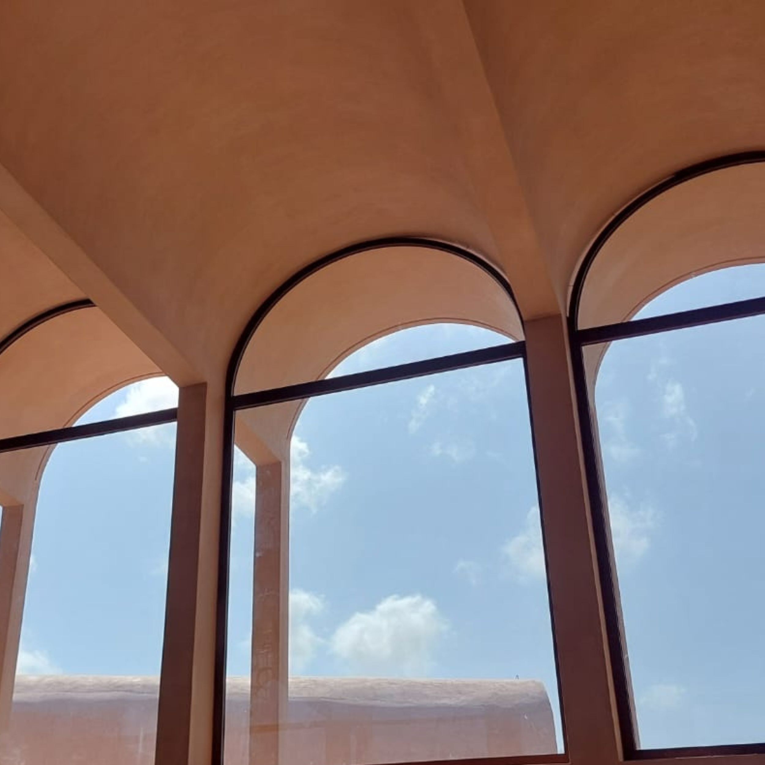 Ventanas de aluminio con arcos — Babel Tulum · Arquitectura boutique