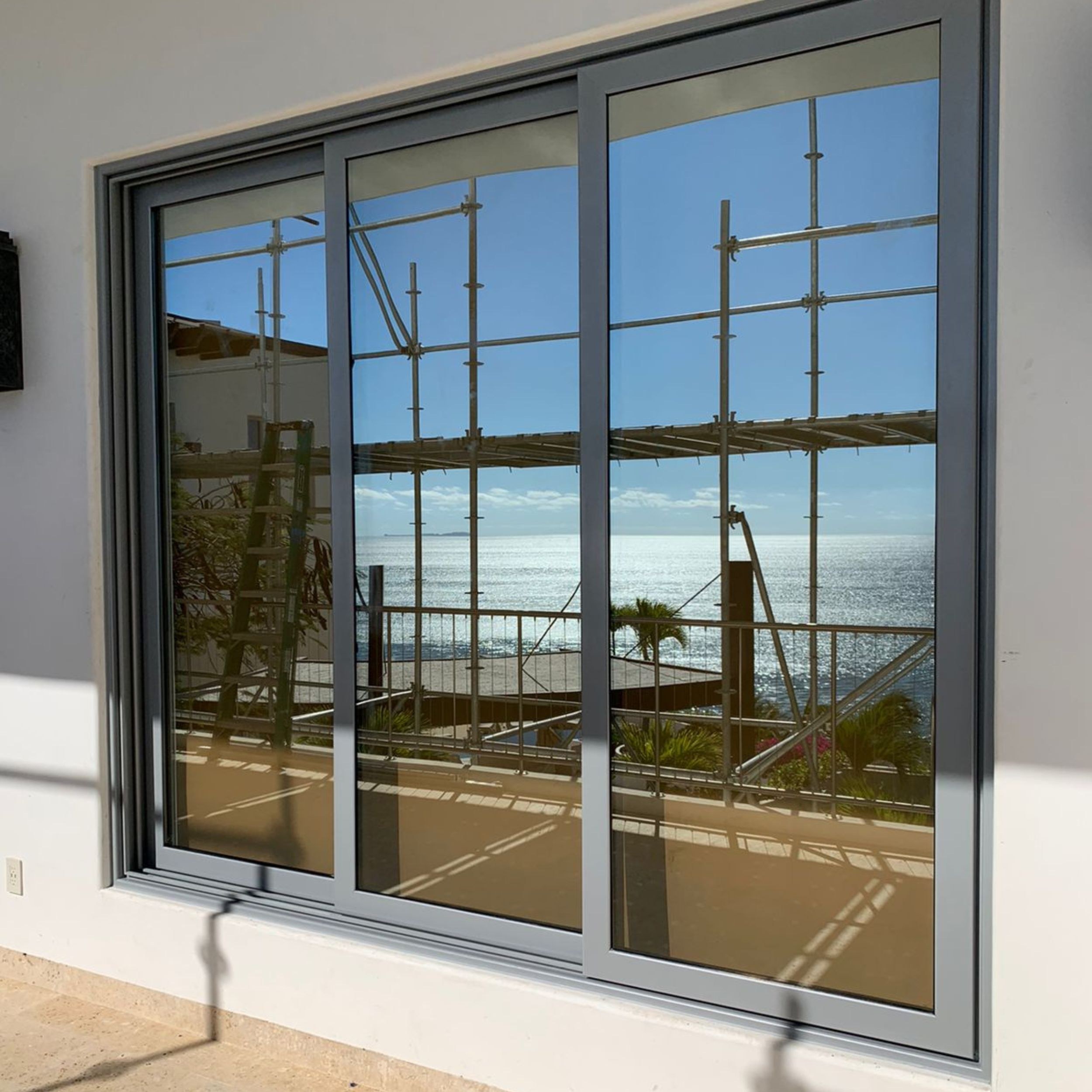 Ventana corrediza de aluminio con vista al Pacífico — Punta Mita