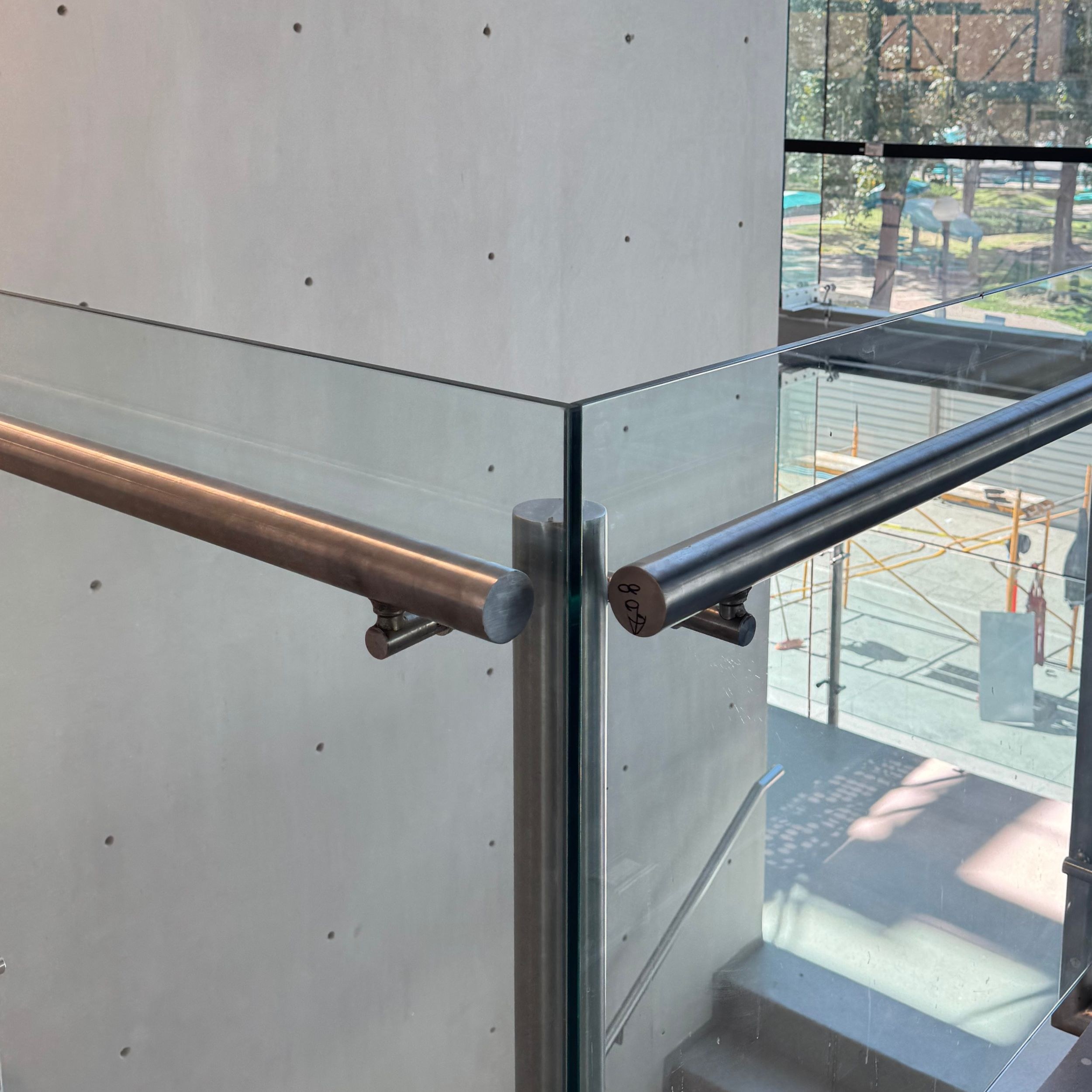 Barandal de vidrio templado con tubo de acero inoxidable — Tecnológico de Monterrey