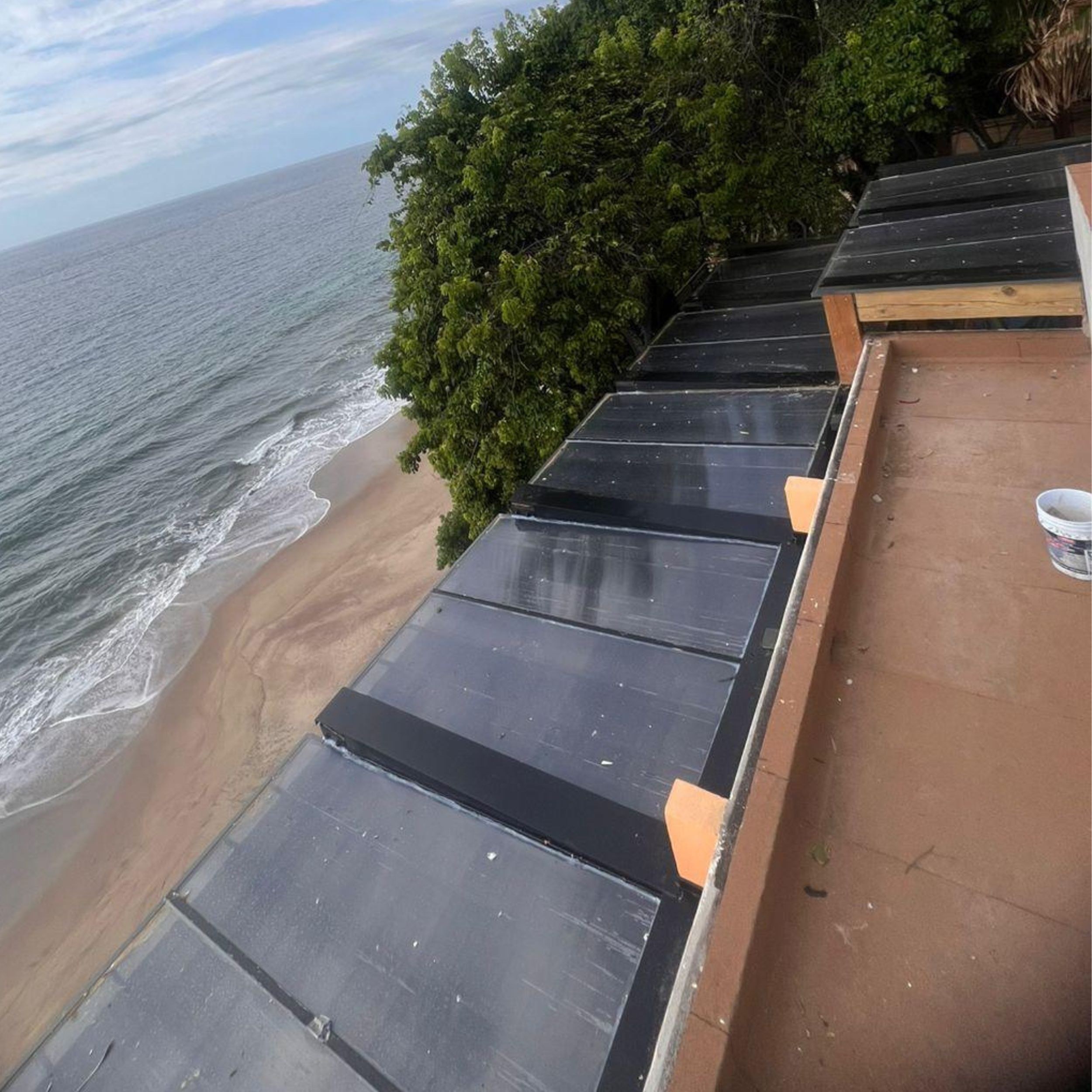 Domo de vidrio sobre el mar — Rosewood Mandarina · Vista desde cubierta