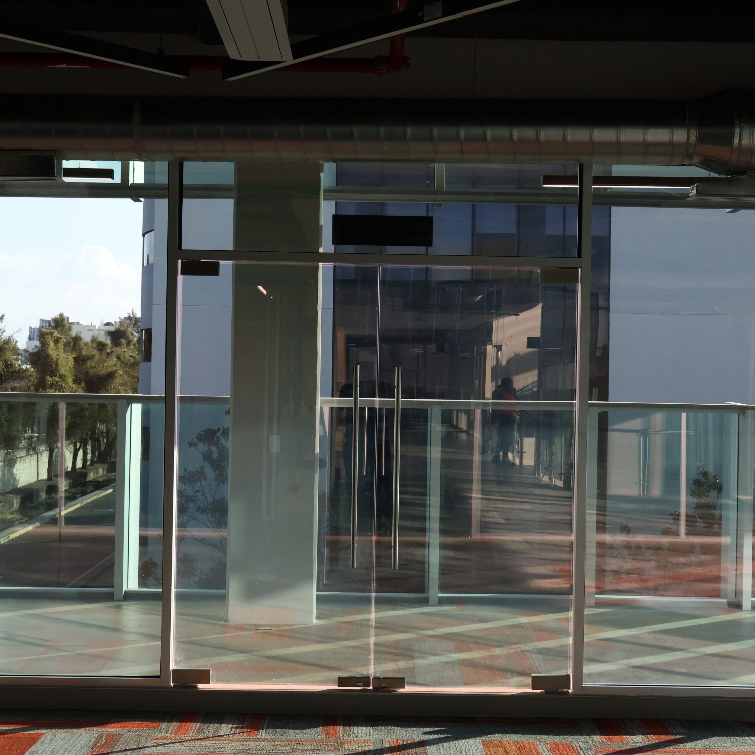 Puertas de vidrio templado con herraje de aluminio — Tecnológico de Monterrey