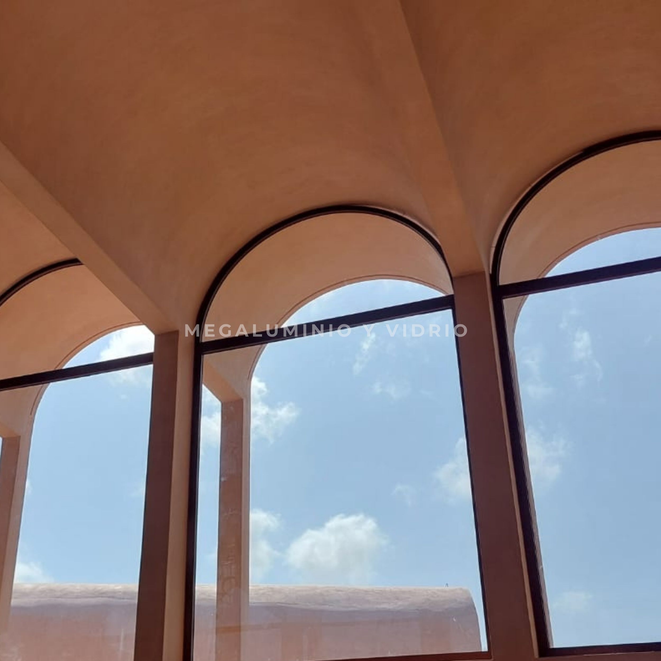 Ventanas de aluminio con arcos — Babel Tulum · Arquitectura boutique