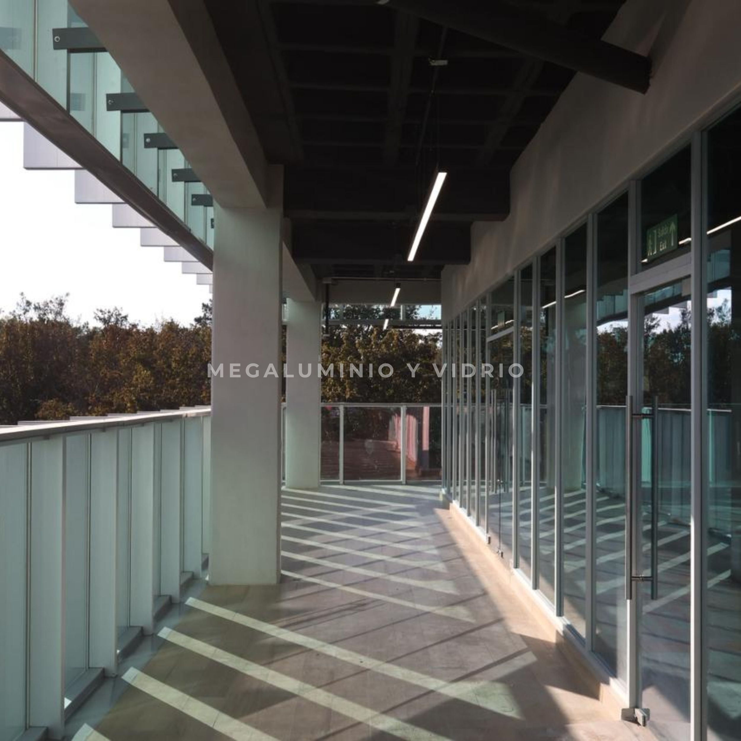 Corredor con cancelería de vidrio y aluminio — Tecnológico de Monterrey
