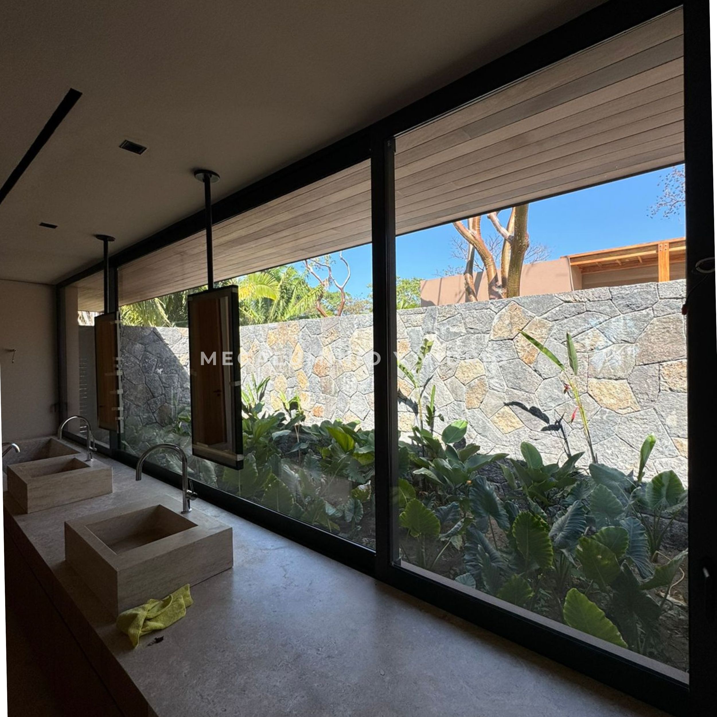 Ventanas de aluminio en baño de lujo — Villa 53 One&Only Mandarina