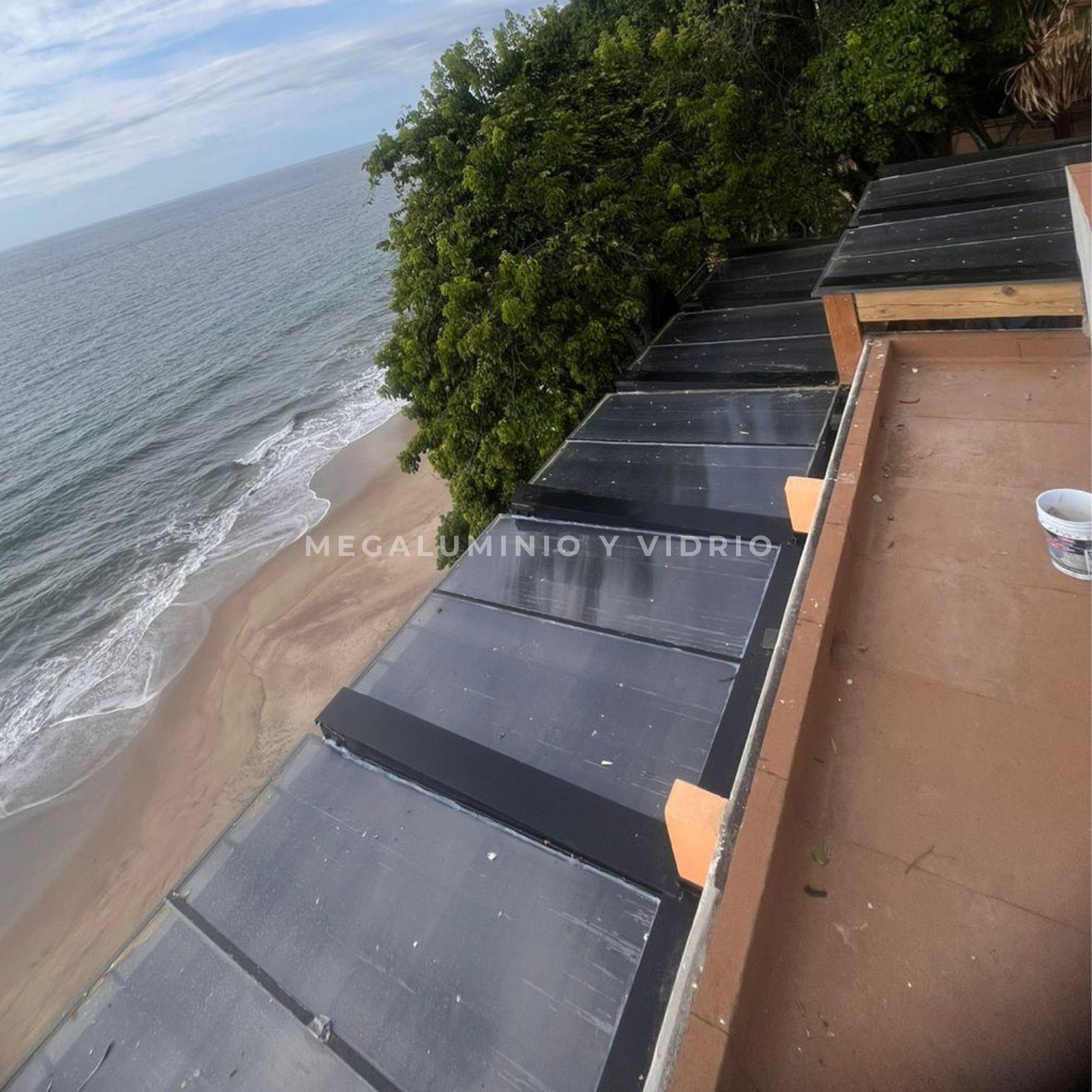 Domo de vidrio sobre el mar — Rosewood Mandarina · Vista desde cubierta