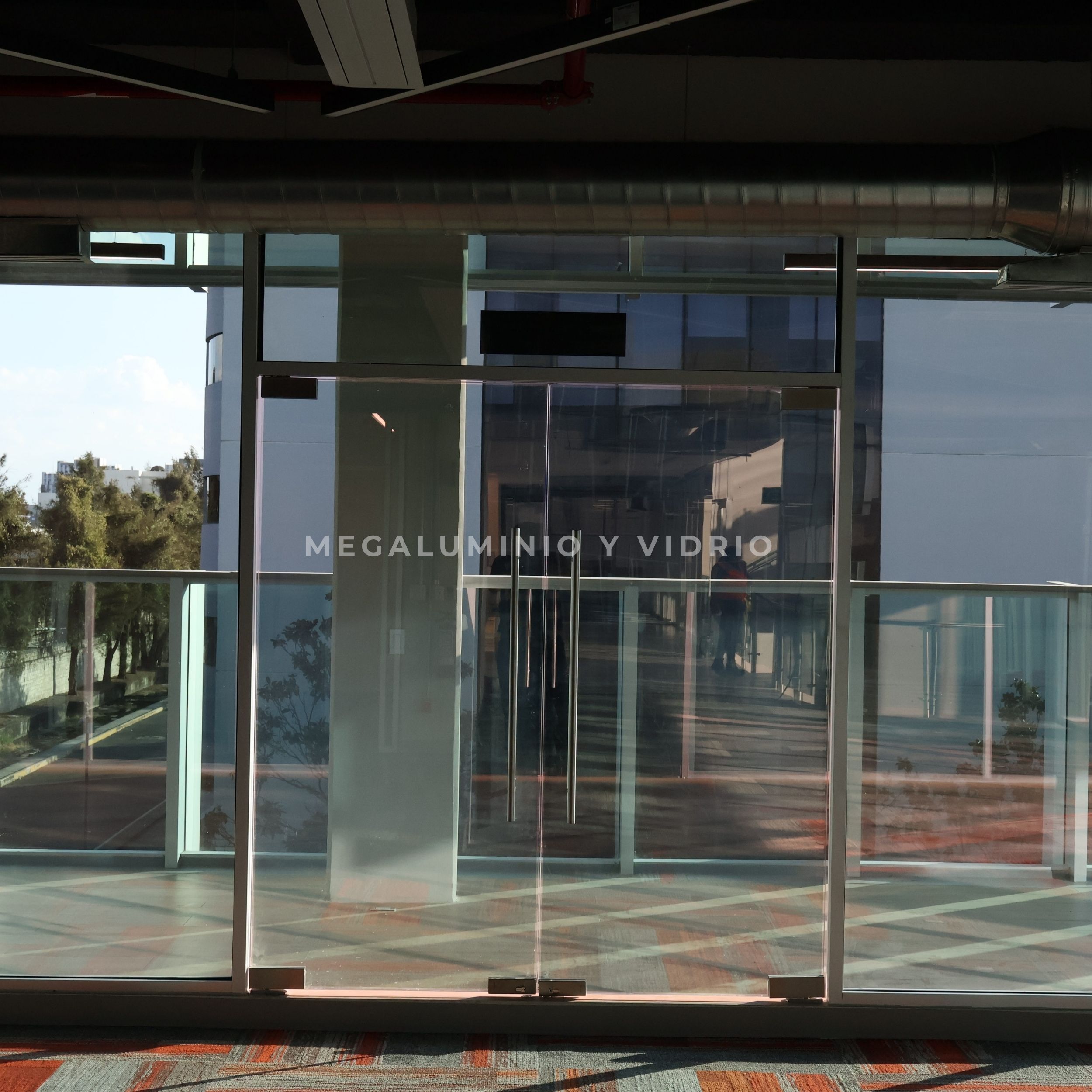 Puertas de vidrio templado con herraje de aluminio — Tecnológico de Monterrey