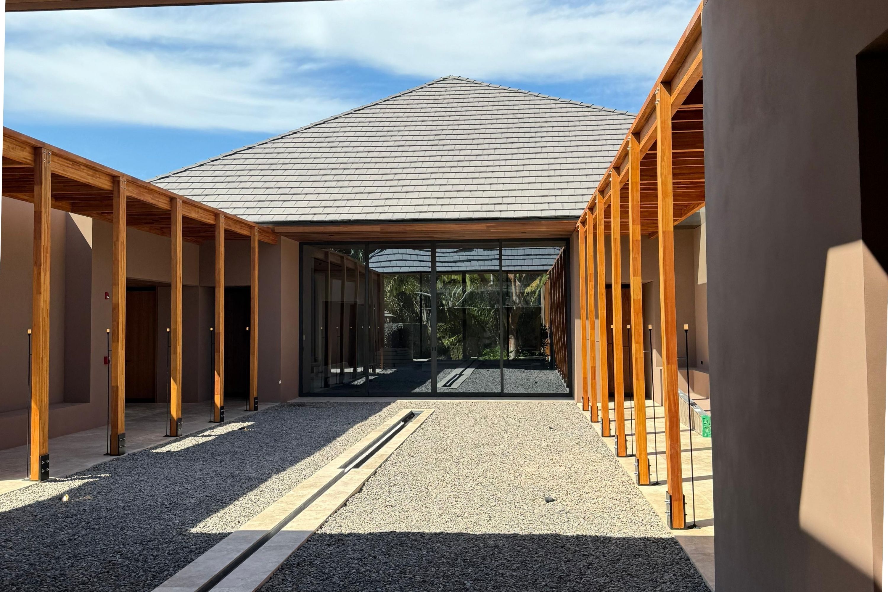 Villa 48 One&Only Mandarina — Recámara con ventana panorámica al Pacífico