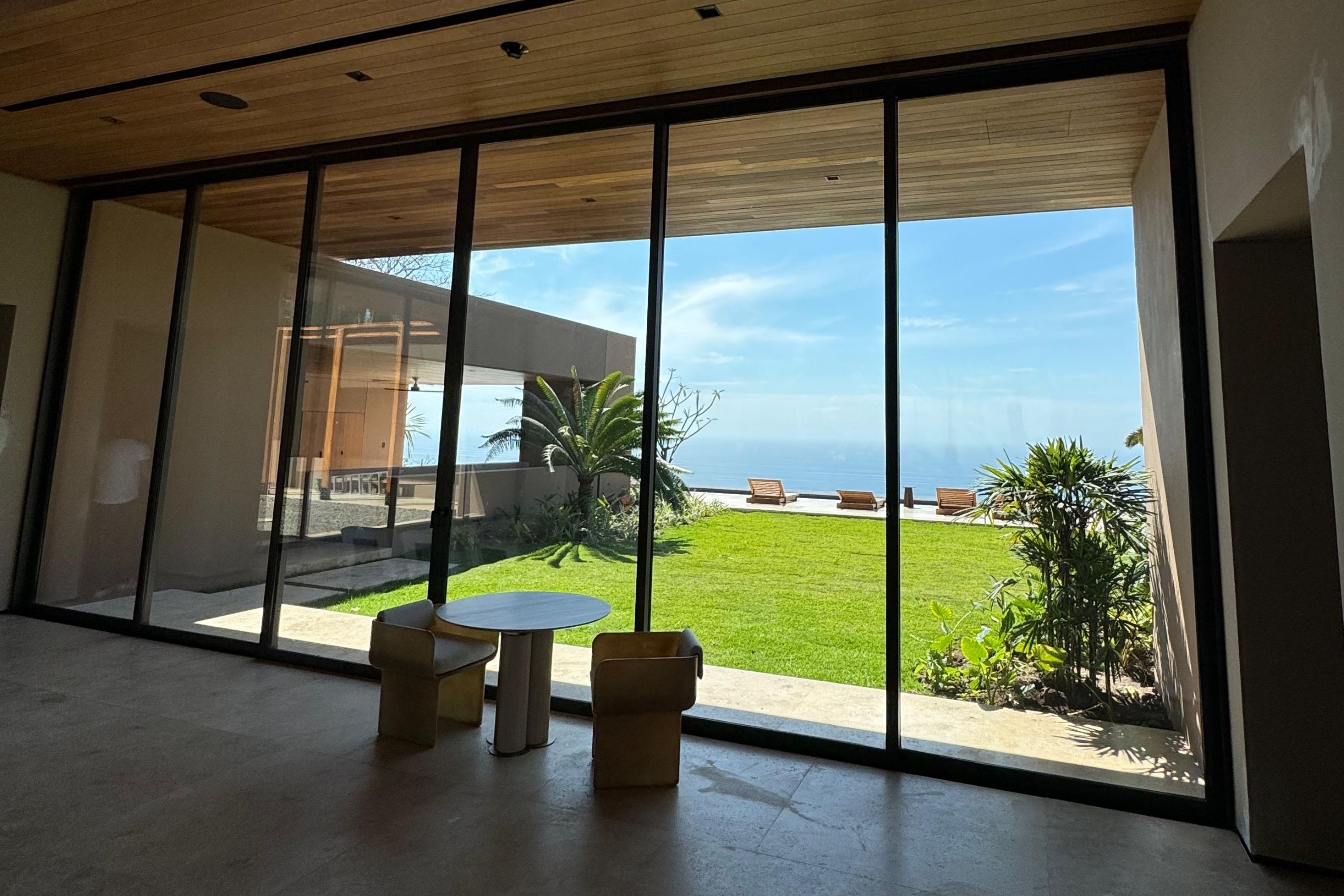 Villa 53 One&Only Mandarina — Sala con cancelería panorámica vista al mar